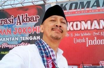 Gaya Abu Janda Bersama Mobil Klasik, Harganya Bikin Kantong Terusik