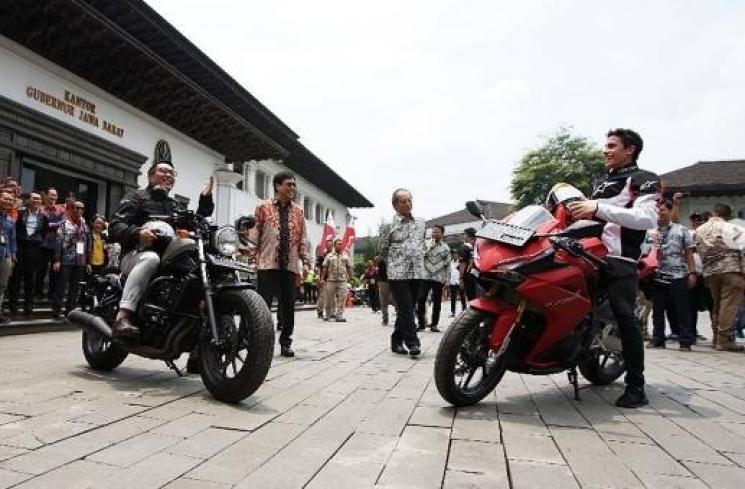 Marc Marquez jalan-jalan di Bandung bareng Ridwan Kamil. (Instagram/@welovehinda_id)