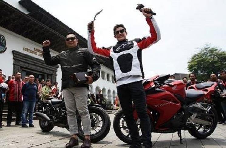 Marc Marquez jalan-jalan di Bandung bareng Ridwan Kamil. (Instagram/@welovehinda_id)