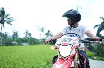 Gaya Faldo Maldini Tunggangi Motor Trail Berkeliling Kampung, Syahdu Bener