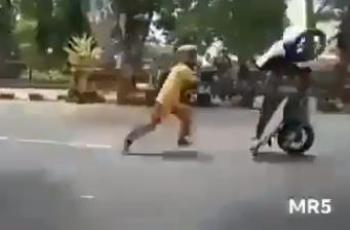 Tunjukkan Aksi Freestyle, Pemotor Ini Malah Ditinggal Motornya Sendiri