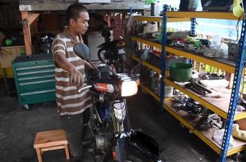 Bermodalkan Pendengaran, Mekanik Tuna Netra Ini Sukses Bangun Bengkel Motor