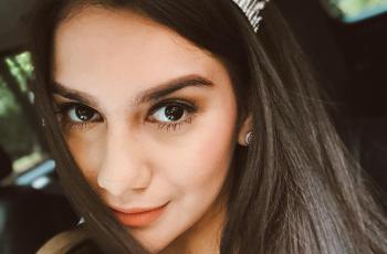 Tunggangi ATV di Padang Gurun, Irish Bella Tetap Tampil Memesona
