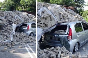 Mobil Ringsek Kehujanan Batu Bata, Sopir Histeris Ketakutan