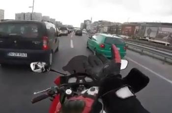 Jangan Ditiru, Pengendara Moge Ini Melaju Sambil Pakai Sarung Tangan