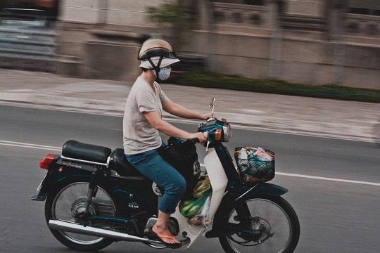Ilustrasi pria naik motor. (unsplash)