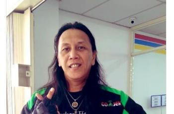 Unggah Foto Pakai Jaket GoJek, Roy Jeconiah Jadi Driver Ojol?
