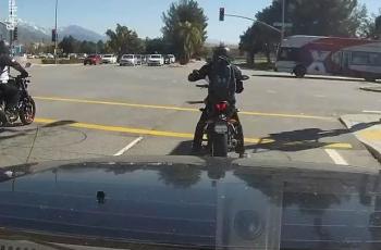 Tulisan di Jaket Ini Sindir Keras Pemotor yang Abai Lampu Sein