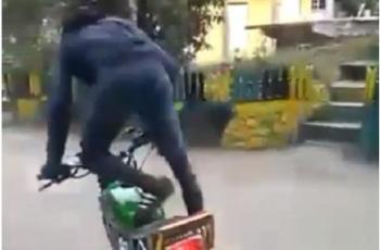 Aksi Pemotor RX-King Jungkir Balik setelah Ngebut, Skill Tingkat Dewa!