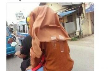 Takut Aurat Terbuka, Gaya Hijaber Pembonceng Motor ini Unik Banget