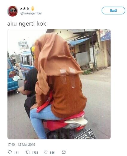 Aksi menggelikan dari seorang hijaber. (Twitter/@tinkergembel)