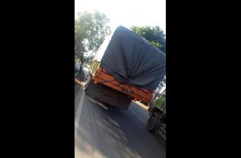 Cuma Kena Angin dari Ban Truk yang Pecah, Warung Makan ini Porak Poranda
