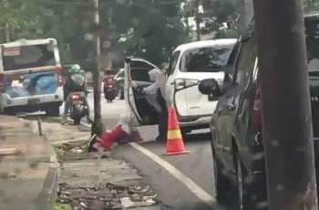 Menyesal, Ibu yang Emosi Sampai Dorong Sang Anak Keluar Mobil Minta Maaf