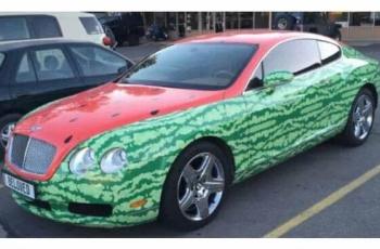 Terlalu Kreatif, Orang Ini Iseng Bikin Mobil Mewah Menjadi Mirip Semangka