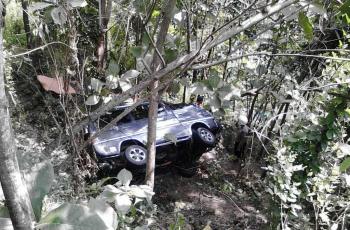 Ngeri, Mobil Berisi 11 Penumpang Terjun ke Jurang karena Kelebihan Muatan