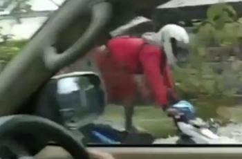 Mirip Atlet Jetski, Gaya Pemotor saat Terobos Banjir Ini Mengesankan