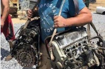 Saingi Samson, Aksi Pria Angkut Jeroan Mobil di Jalanan Bikin Geger