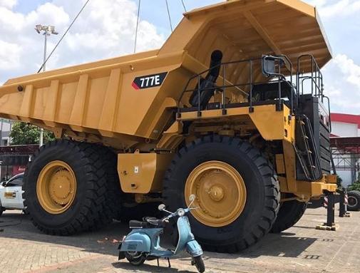 Truk tambang jika dimensinya dibandingkan dengan sebuah motor Vespa. (Instagram/@iims_id)