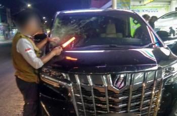 Bikin Resah, Sebuah Mobil Mewah Kena Lemparan Batu oleh Orang Tak Dikenal