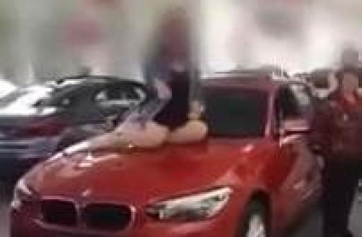 Wanita Protes Soal Airbag Mobilnya ke Diler. (YouTube/tt wang)