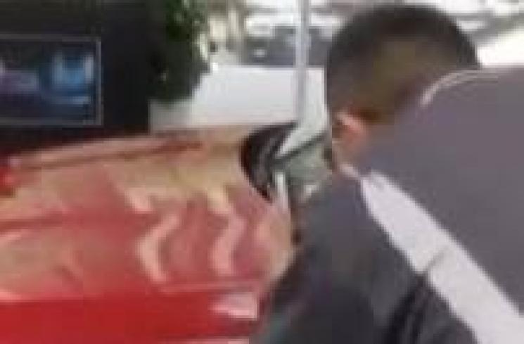 Wanita Protes Soal Airbag Mobilnya ke Diler. (YouTube/tt wang)