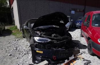 Alami Kecelakaan Sampai Remuk, Pemobil Tesla Selamat Berkat Fitur Ini