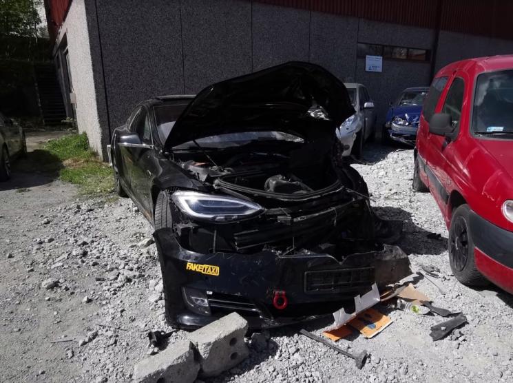 Mobil Tesla Model S 70D yang Alami Kecelakaan Parah. (Electrek)