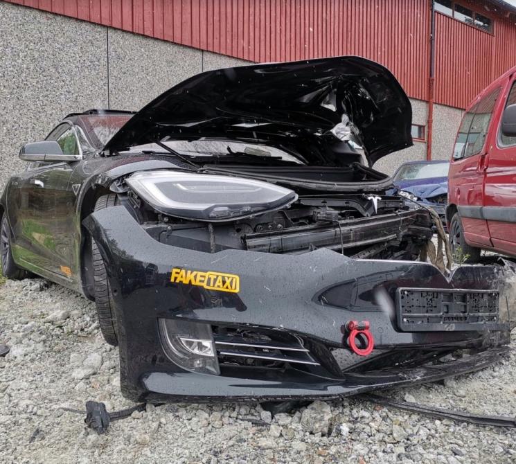 Mobil Tesla Model S 70D yang Alami Kecelakaan Parah. (Electrek)