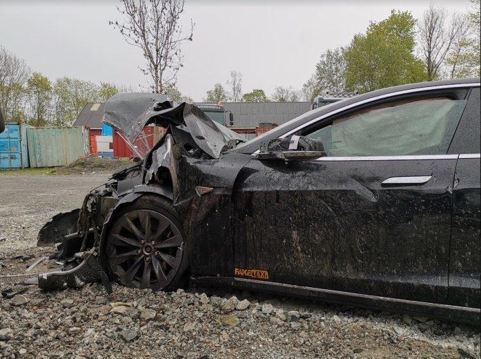 Mobil Tesla Model S 70D yang Alami Kecelakaan Parah. (Electrek)