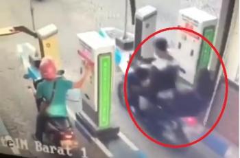 Ogah Ambil Tiket Parkir, Pemotor Bernasib Sial Dihantam Palang Pintu