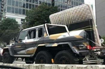 Ajegile, Mobil Miliaran Rupiah Ini Dipakai Untuk Angkut Barang Pindahan
