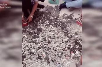 Ajigile, Pria Ini Beli Mobil dengan 66 Kantong Uang Receh
