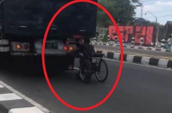 Bikin Ngeri, Pria dengan Kursi Roda Ini Nekat Nebeng di Belakang Truk