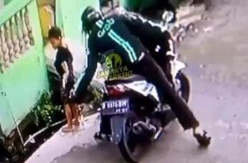 Pipis di Pinggir Jalan, Ponsel Bocah Ini Dijambret Pemotor Berjaket Ojol