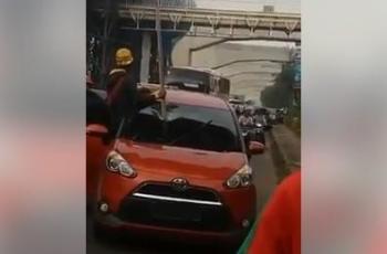 Mobil Tertimpa Besi Proyek Tol Cibubur, Warganet: Daerah Situ Memang Ngeri