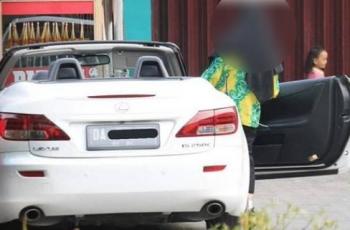 Taati Larangan Naik Motor ke Sekolah, Siswi Ini Malah Naik Mobil Mewah