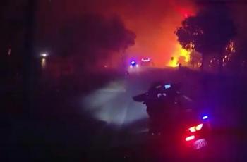 Naik Motor, Polisi Ini Nekat Terjang Kebakaran Hutan Demi Evakuasi Warga