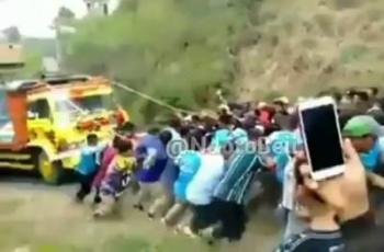 Cuma di Indonesia, Truk Tak Kuat Menanjak Ditarik Ratusan Orang
