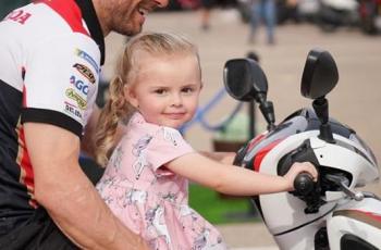 Bikin Gemas, Begini Ekspresi Putri Cal Crutchlow saat Diajak Naik Skuter