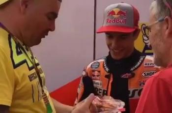 Temui Fan Berat Valentino Rossi, Marc Marquez Dapat Bingkisan Ini