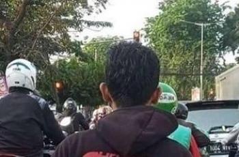 Pria Naik Motor Tak Pakai Helm, Tulisan di Jaketnya Bikin Gagal Fokus