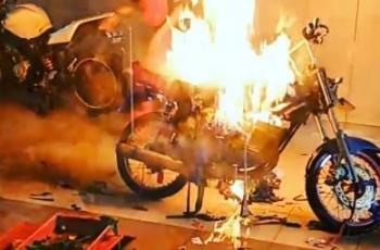 Bikin Tepuk Jidat, RX King Ini Terbakar Hebat saat Servis di Bengkel Resmi