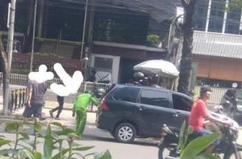 Mobilnya Tersemprot, Sopir Taksol Memaki Petugas DLH yang Menyiram Tanaman
