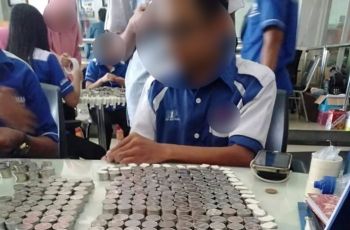 Pelanggan Beli Nmax Pakai Koin, Ekspresi Karyawan Dealer Ini Bikin Iba