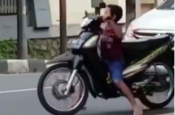 Skill Dewa Bocah Naik Motor Saat Mau Menyeberang, Perhatikan Caranya