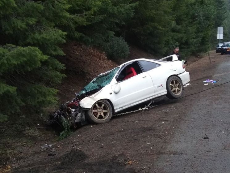 Sedan Honda Integra remuk, pemiliknya malah girang. (Facebook/Ethan Dsquad)