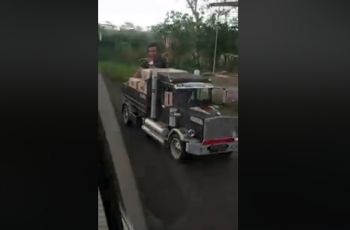 Ajaib! Miniatur Truk Bisa Berjalan Sendiri di Jalan, Bawa Orang dan Barang