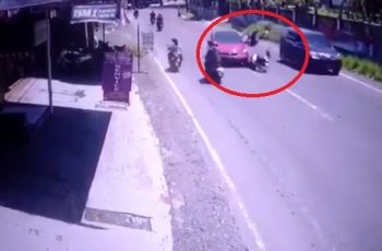 Video Honda BeAT Kena Seruduk Jazz, Pemotor Terpelanting dan Salto di Jalan