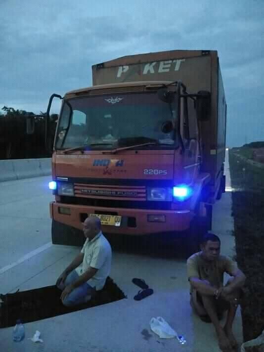Sopir truk salat di pinggir jalan.[Facebook/ILKD Indonesia]