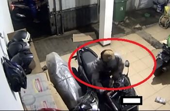 Sangar! Cuma Butuh 10 Menit, Maling Gasak 3 Motor Sekaligus di Parkiran